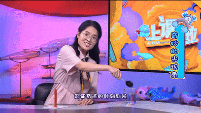 hth华体官方下载app-
玻璃棒消失 鸡蛋变银蛋! 这位老师很超能!(图13) hth华体官方下载app-
玻璃棒消失 鸡蛋变银蛋! 这位老师很超能!(图13)