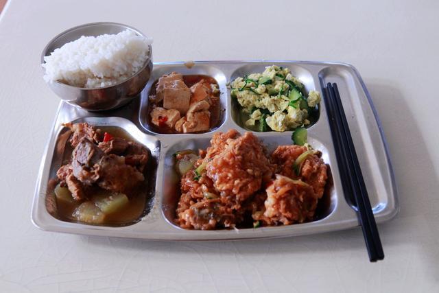 小米手机广告在日本“炸”了-hth华体官方下载app(图4) hth华体官方下载app